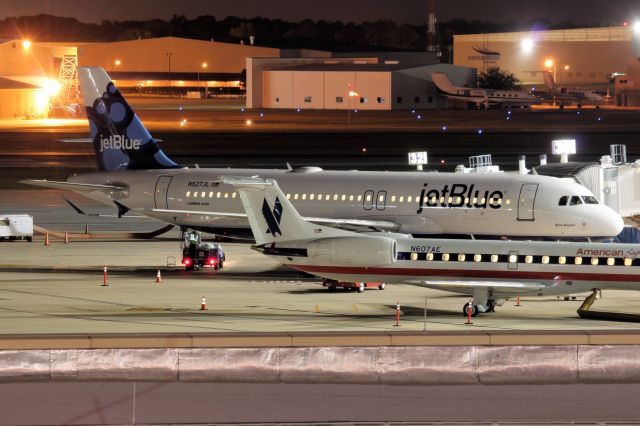 Airbus A320 (N527JL) - Blue Bayou * Photo Taken September 1st, 2011