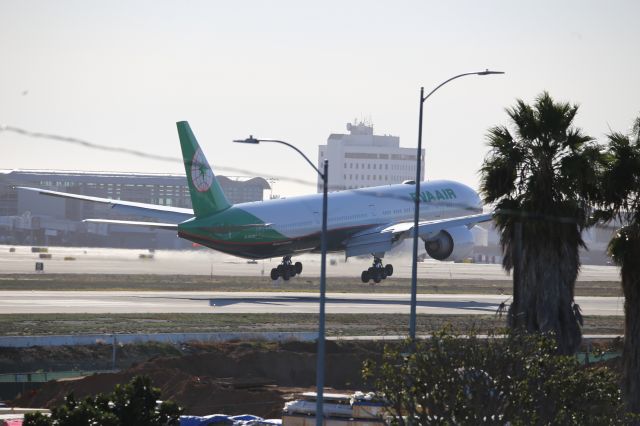 BOEING 777-300ER (B-16726)