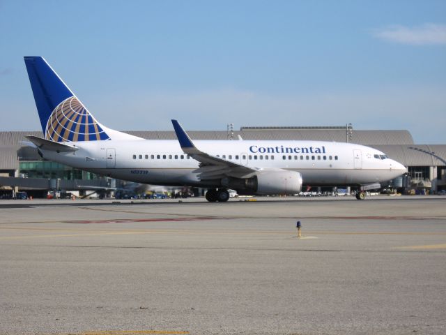 Boeing 737-700 (N17719) - Holding on RWY 19R
