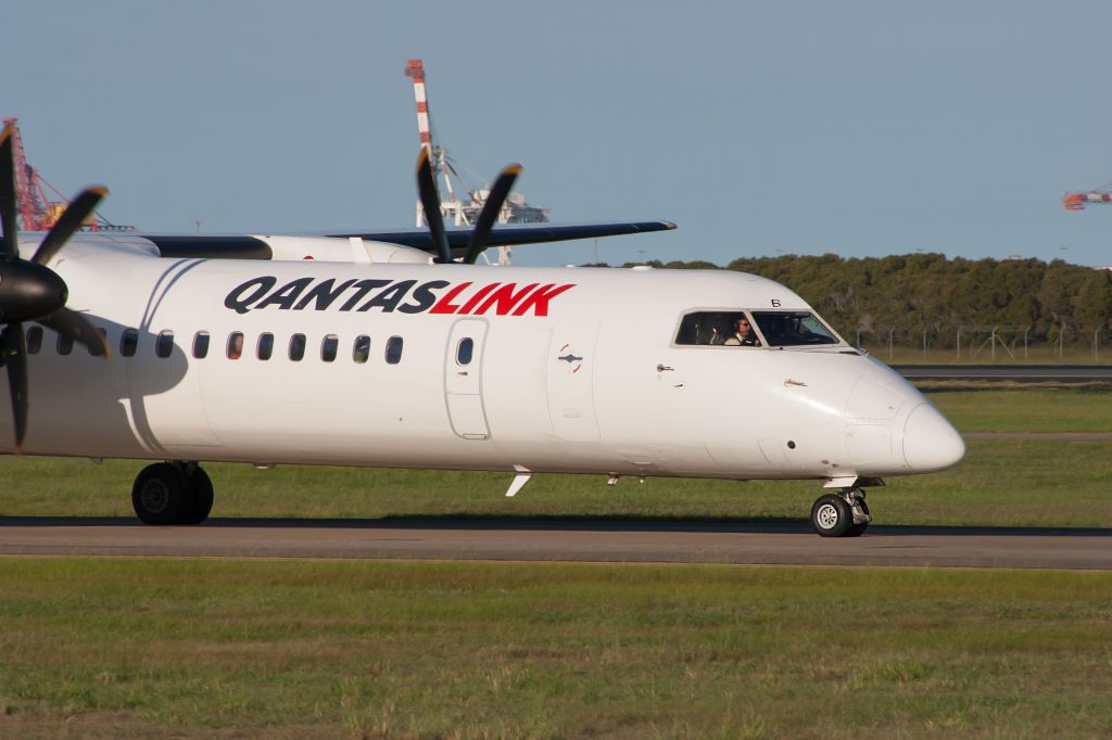 de Havilland Dash 8-400 (VH-LQB) - Taxing after arrival