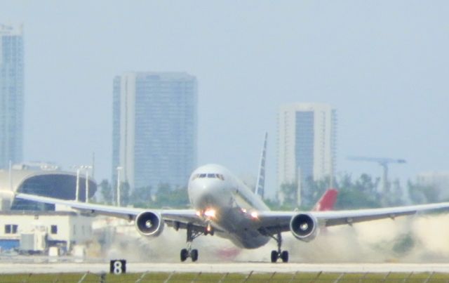 BOEING 767-300 (N379AA)