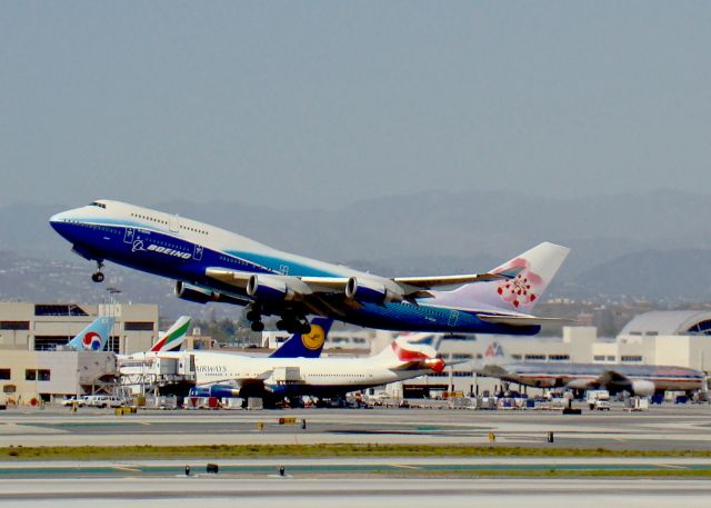 Boeing 747-400 (B-18210)