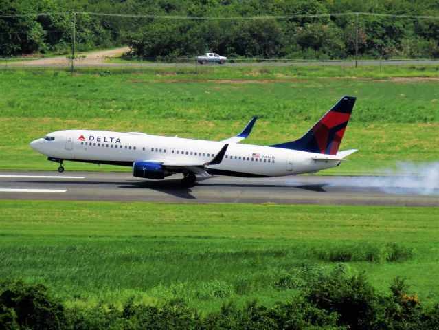 Boeing 737-800 (N3741S)
