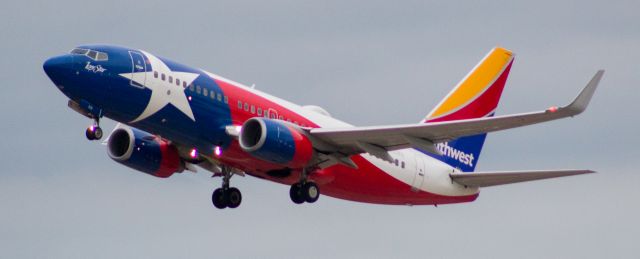 Boeing 737-700 (N931WN) - FINALLY GET IT!!! After missing out on it in MSY, I FINALLY get to see Southwest Airlines "Lone Star One" state plane. Sure is a site to see and in the state capital too!!  HEHE!! Arriving from PHX as WN9008. #LoneStarOne N931WN B737-7H4