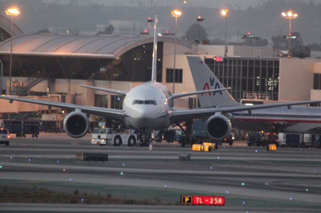 Boeing 777-200 (JA715A)