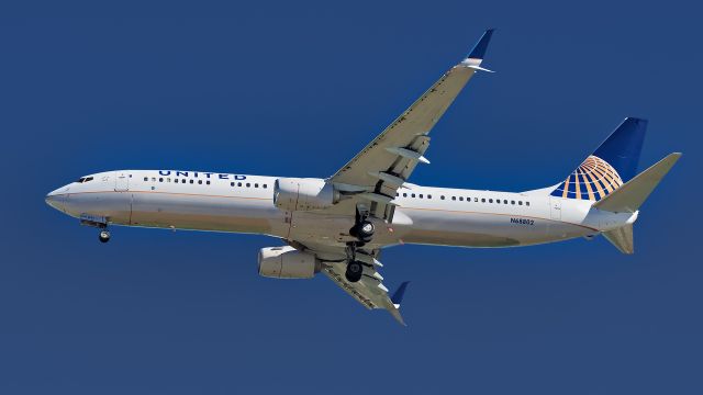 Boeing 737-900 (N68802)