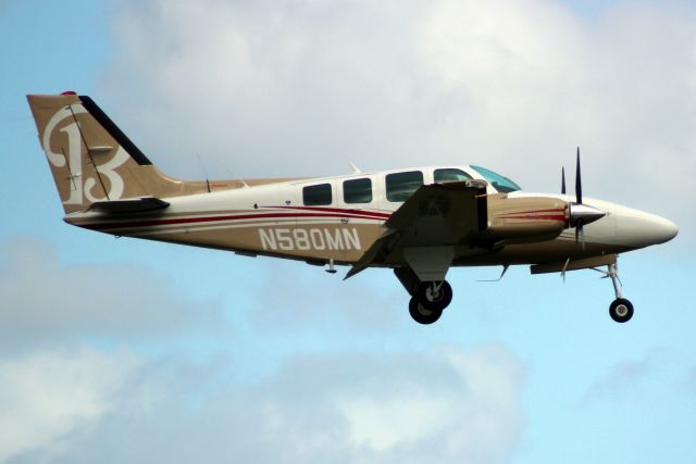 Beechcraft Baron (58) (N580MN) - On final approach for rwy 9 on 13-Jan-17.