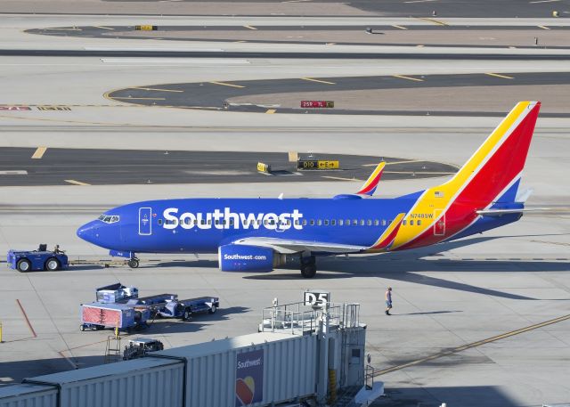 Boeing 737-700 (N748SW)