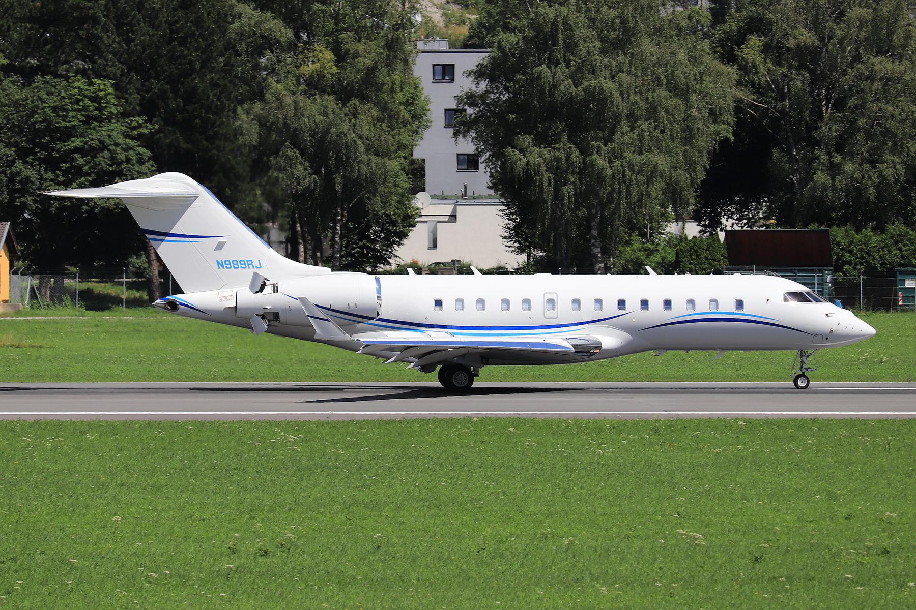 Bombardier Global 5000 (N989RJ)