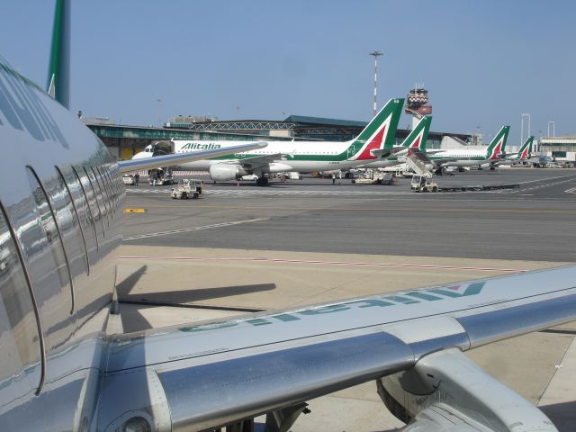 Embraer 170/175 (EI-RDO) - Embarcando en Roma Fiumicino