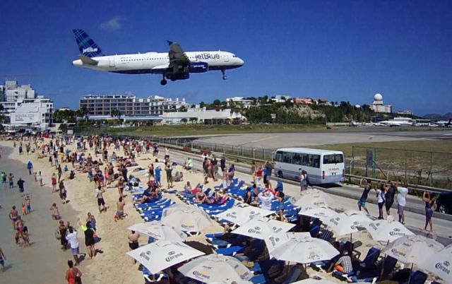 Airbus A320 (N821JB)