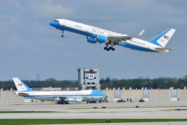 Boeing 757-200 (92-9000) - V.P. Pence departing Indianapolis runway 23-R on Friday, 04-26-19, with President Trumps aircraft 92-9000 waiting for it's VIP to arrive.