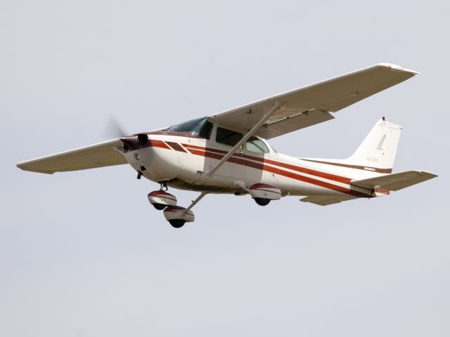 Cessna Skyhawk (N6705E) - Take off runway 26.