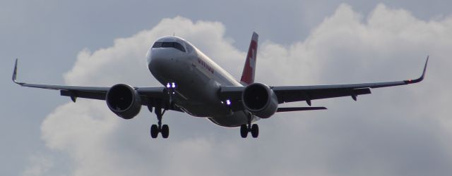Airbus A320neo (HB-JDB) - A SWISS A320neo on final approach into LHR, landing on runway 09L.br /br /Location: Stanwell Moor Road, beside runway 09L.br /Date: 28.08.22 (dd/mm/yy)