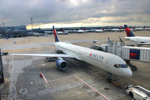Boeing 757-200 (N693DL)