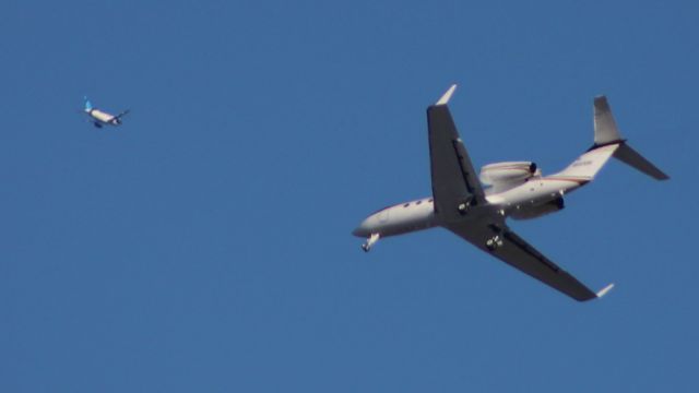 Gulfstream Aerospace Gulfstream IV (N137DR) - Circling back to line up again is this 1997 Gulfstream GIV-SP while a United Airlines Airbus heads to Newark in the Winter of 2023.