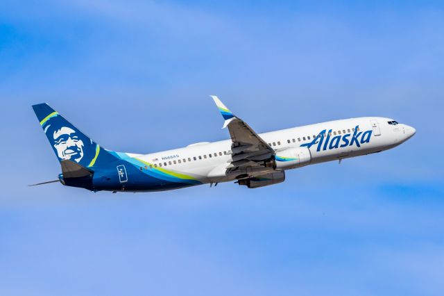 Boeing 737-800 (N568AS) - Alaska Airlines 737-900 taking off from PHX on 11/22/22. Taken with a Canon 850D and Tamron 70-200 G2 lens.