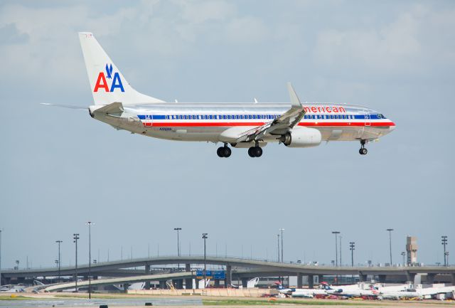 Boeing 737-700 (N916NN) - 07/04/2015 American N916NN B737 KDFW - Love this old American livery.