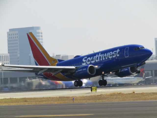 Boeing 737-700 (N458WN) - Taking off RWY 20R