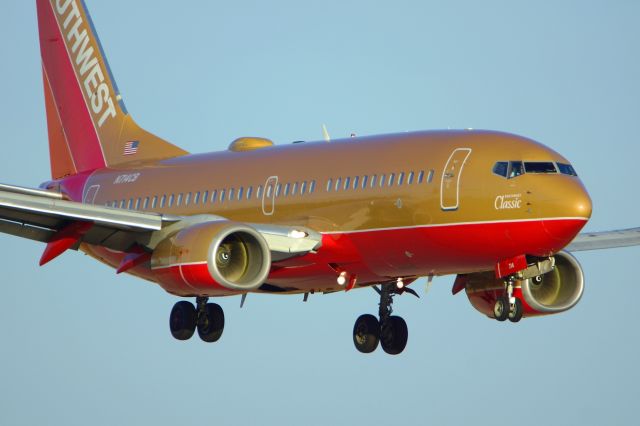 Boeing 737-700 (N714CB) - 22 approach.