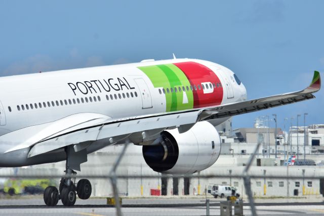 Airbus A330-300 (CS-TUB)