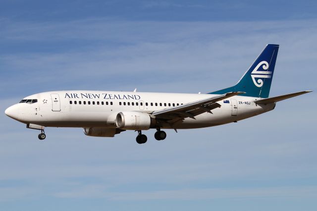BOEING 737-300 (ZK-NGJ)
