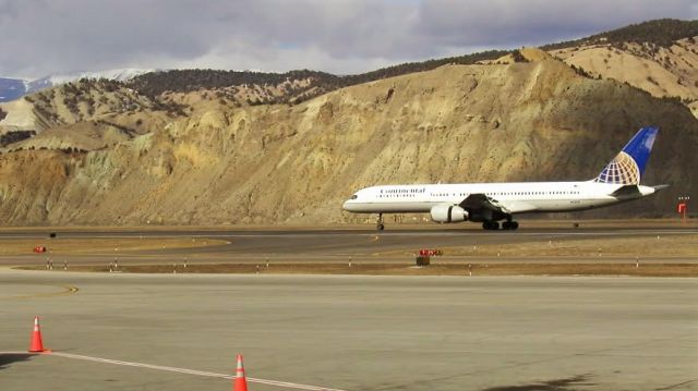 Boeing 757-200 (N14107) - January 2004