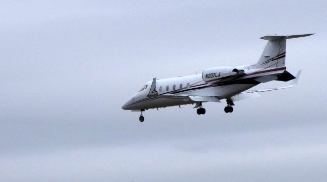 Learjet 60 (N207LJ) - On final is this 2000 Learjet 60 in the Autumn of 2018.