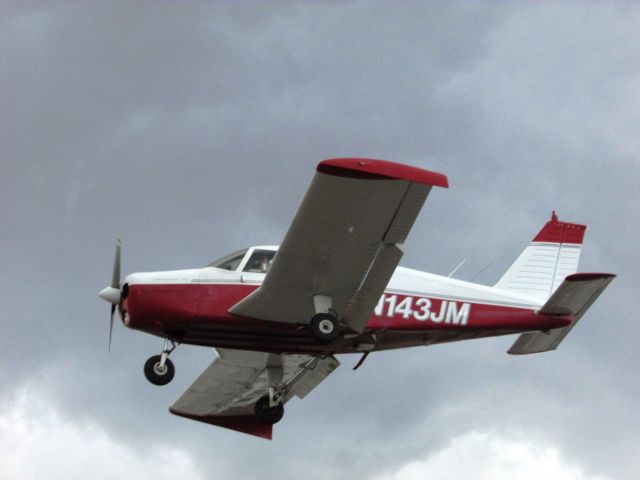 Piper Cherokee (N143JM) - Landing on RWY 24