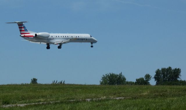 Embraer ERJ-145 (N640AE) - About to touch down is this 1999 American Airlines Eagle Embraer 145LR in the Summer of 2022.