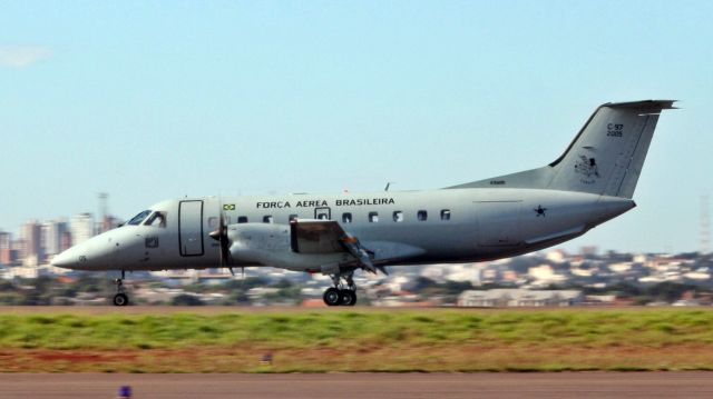 Embraer EMB-120 Brasilia (FAB2005)