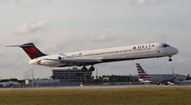 McDonnell Douglas MD-88 (N959DL) - Landing at MIA on the evening of the 20th of June, 2018.