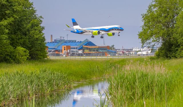 Airbus A220-300 (YL-CSJ)