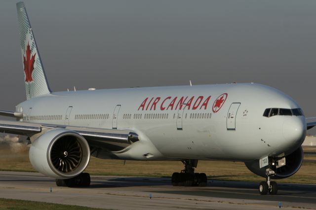 BOEING 777-300 (C-FITW) - September 20, 2007 - taxied toward runway at Toronto in the evening 