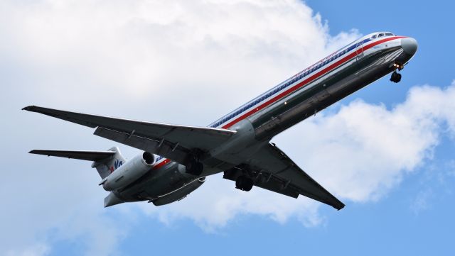 McDonnell Douglas MD-82 (N424AA) - One of the oldest Mad Dogs left in Americans fleet.  Growing up at RDU, seeing this belly was a common sight.  Its less and less so now.  Had to grab her while I could.  On approach to 23R, 6/24/18.