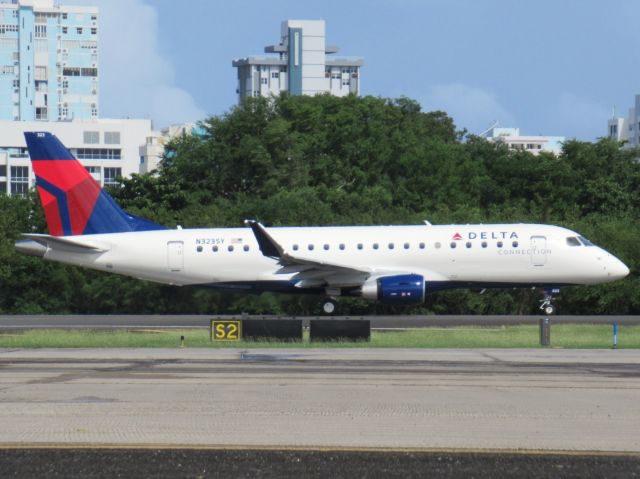 EMBRAER 175 (long wing) (N323SY)