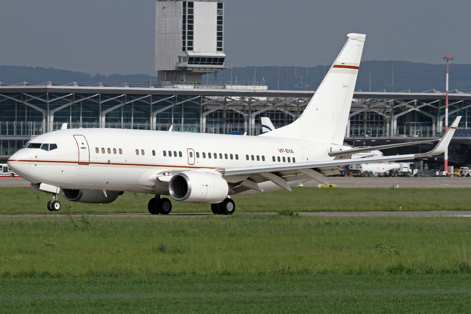 Boeing 737-700 (VP-BYA)