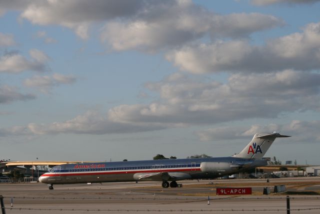 McDonnell Douglas MD-83 (N491AA)