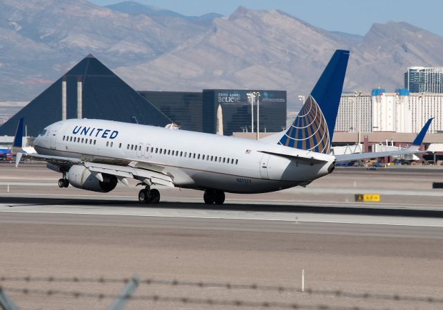 Boeing 737-800 (N37277) - The new winglets are designed to cut fuel consumption by 6% on flights over 1,000 nautical miles, as stated by United Airlines.