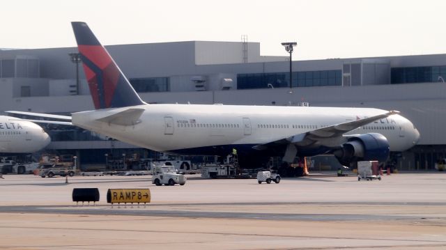 BOEING 777-200LR (N703DN)