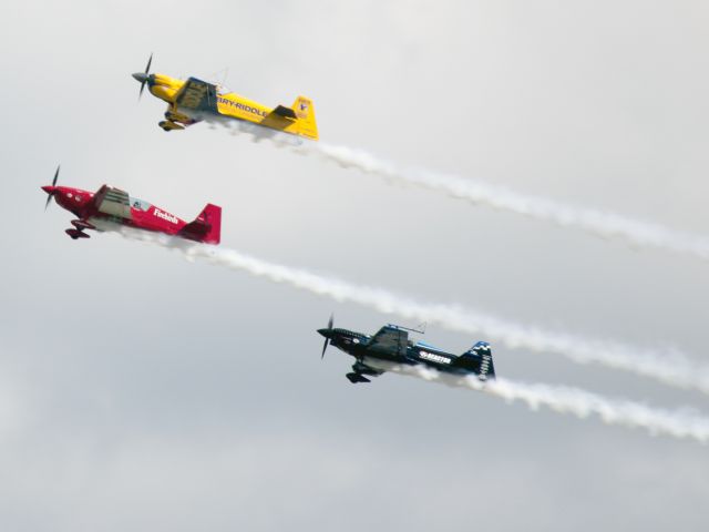 EXTRA EA-300 (N580GP) - Perfect formation flying - Oshkosh 2013!