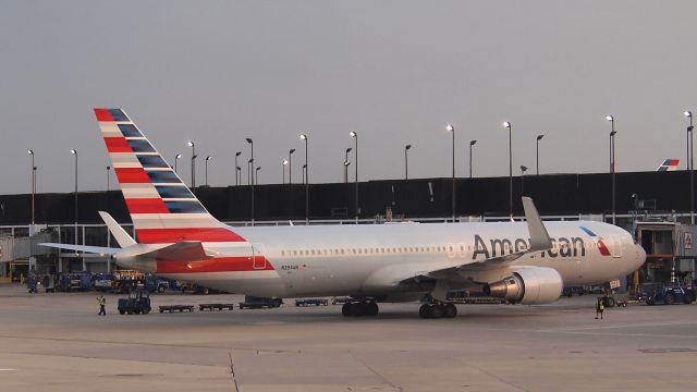 BOEING 767-300 (N394AN)