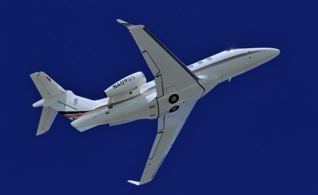 Embraer Phenom 300 (N409QS)