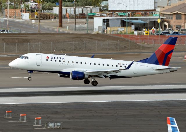 Embraer 170/175 (N616CZ)