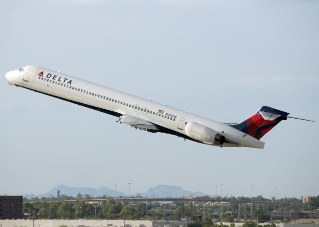 McDonnell Douglas MD-90 (N952DN)