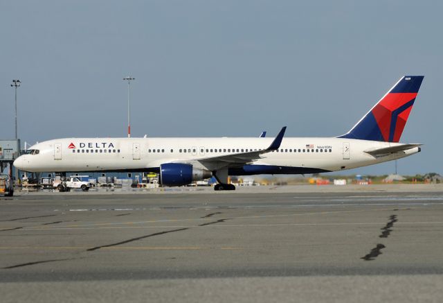 Boeing 757-200 (N669DN)