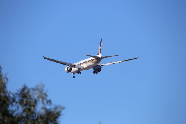 BOEING 777-300ER (9V-SWH)