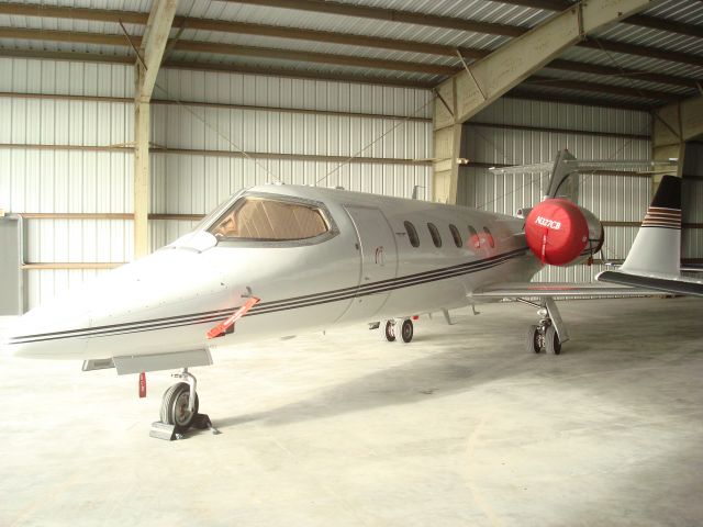 Learjet 35 (N327CB)