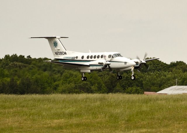 Beechcraft Super King Air 200 (N209CM) - Medical air taxi landing on 18L, Charlotte, North Carolina USA