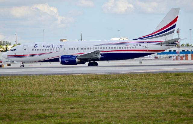 BOEING 737-400 (N430XA)